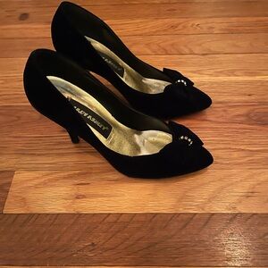 Black Velvety Pumps